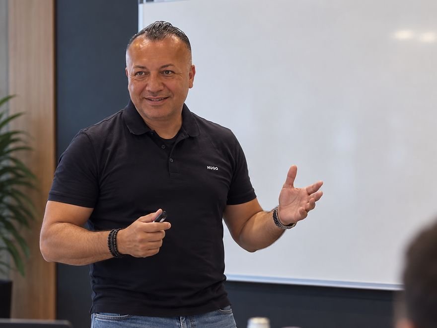 Viktor Commichau bei einem Workshop am Whiteboard